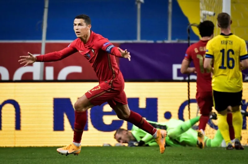 Cristiano Ronaldo là cầu thủ người Bồ Đào Nha, sinh tại Madeira và thi đấu cho đội tuyển Bồ Đào Nha.
