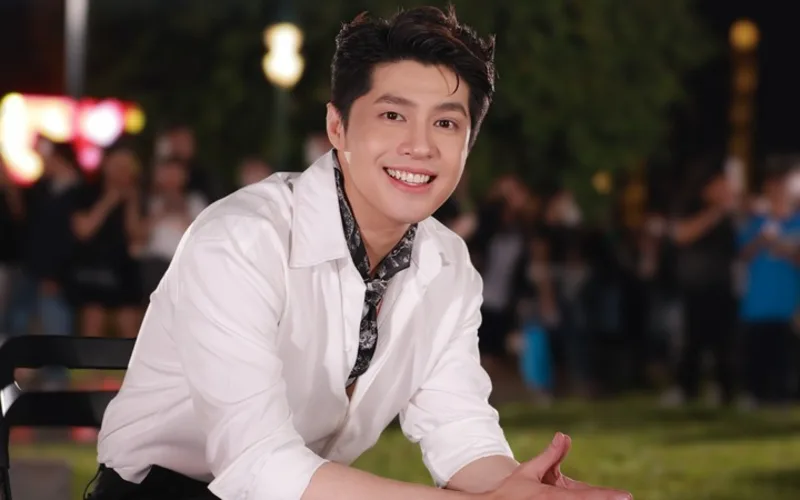 Noo Phước Thịnh tên thật là Nguyễn Phước Thịnh, nam ca sĩ sinh năm 1988, từng hoạt động với vai trò người mẫu ảnh trước khi nổi tiếng trong Vpop.